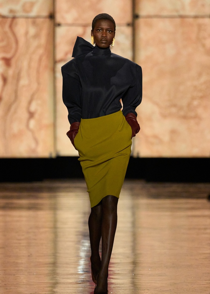 إطلالة بألوان العلم الإماراتي من SAint Laurent