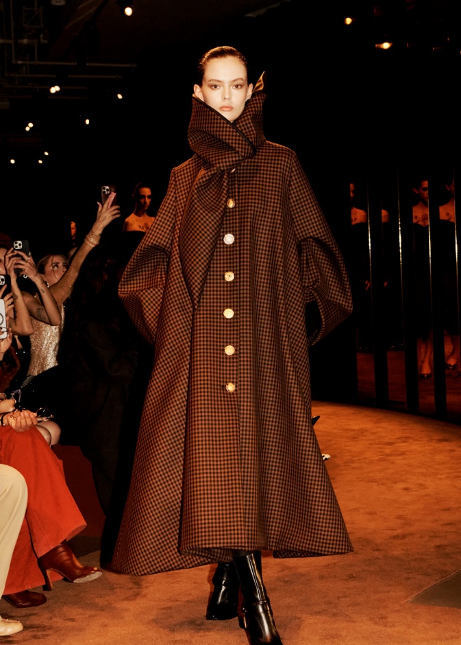 المعطف في شتاء 2026.. ياقة أعلى وفخامة أكثر