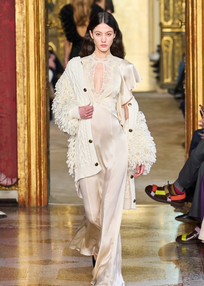 مايا عون  فستان السليب الطويل يعود هذا الموسم بتفصيل ينبض أنوثة