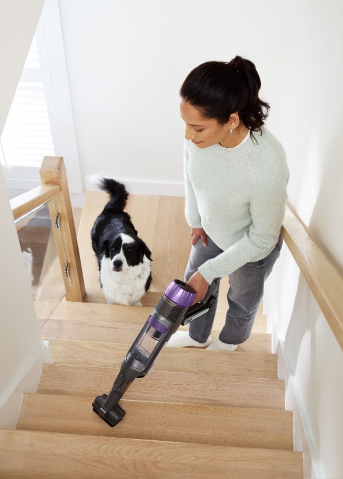 تجربة Hia مع مكنسة Shark PowerDetect Clean & Empty: الذكاء والتصميم يجتمعان في ابتكار منزلي استثنائي