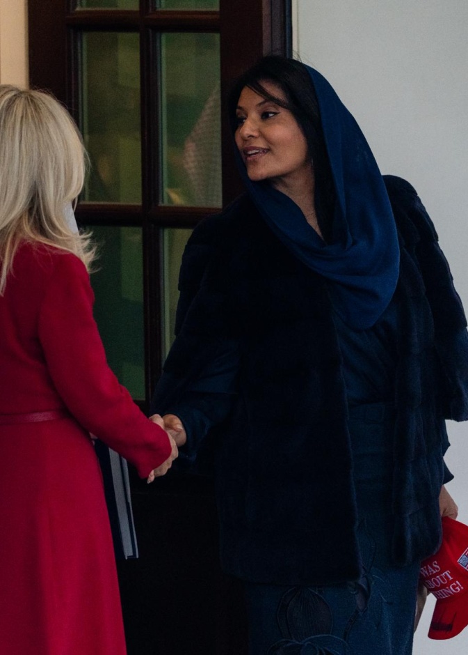 خاص "هي": الأميرة ريما بنت بندر تتألق في البيت الأبيض بحقيبة سعودية فنية من Kayanee بالتعاون مع نورة سحمان