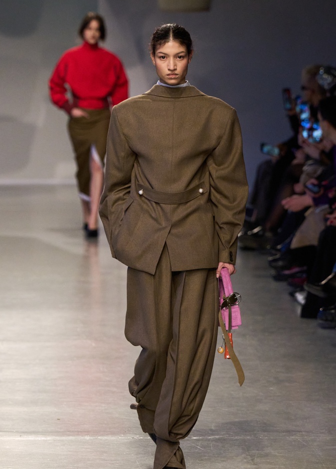 جرأة اللون البني الشوكولا مع البناطيل تخطف الأنظار