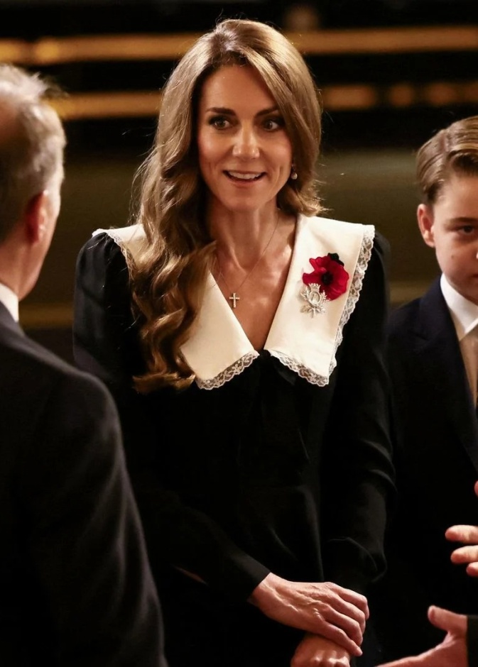 إطلالات كيت ميدلتون من Catherine Walkerو Alessandra Rich في "يوم الذكرى" 2025