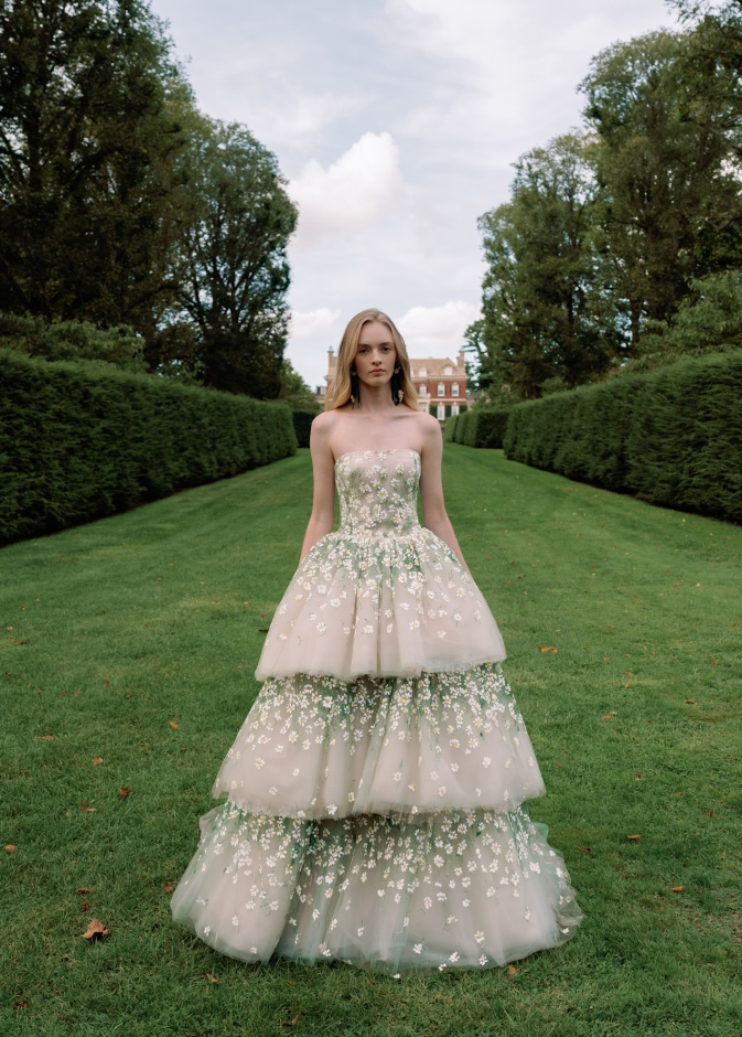 تطريزات الزهور في إطلالات الزفاف....عروس من ترف ورومانسية