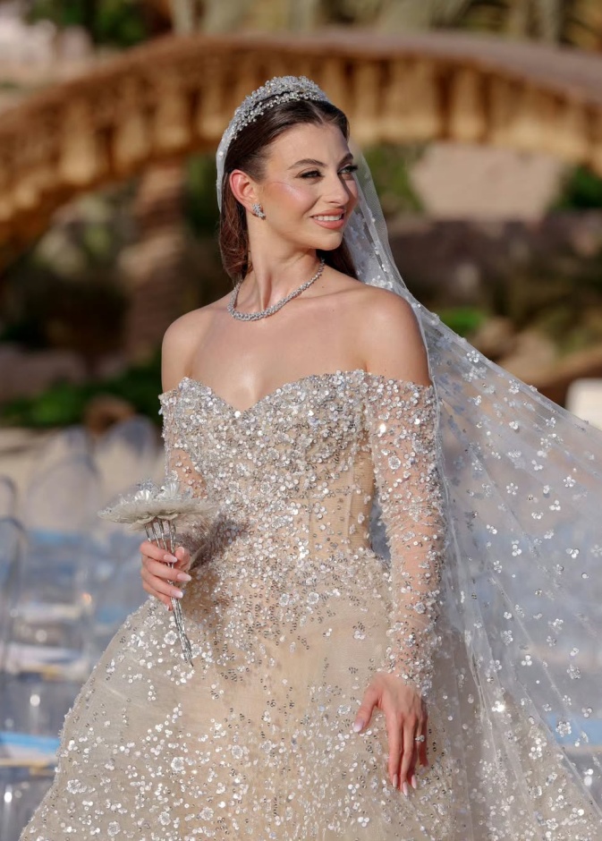 باقة من الأحجار والكريستال المميزة لعروس 2025