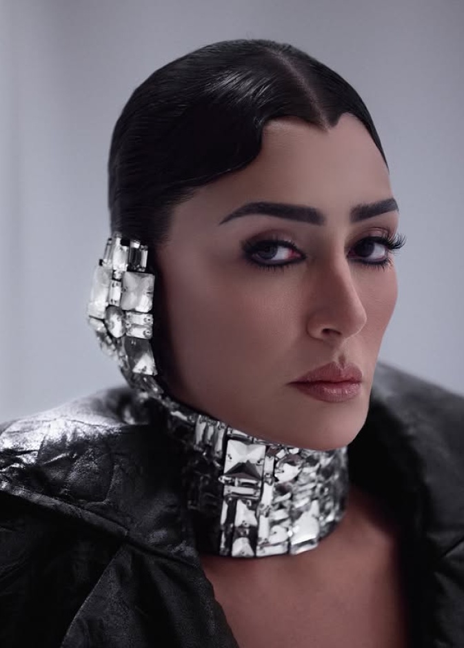 غادة عبد الرازق تكسر قواعد الجمال بإطلالات مستقبلية وجريئة