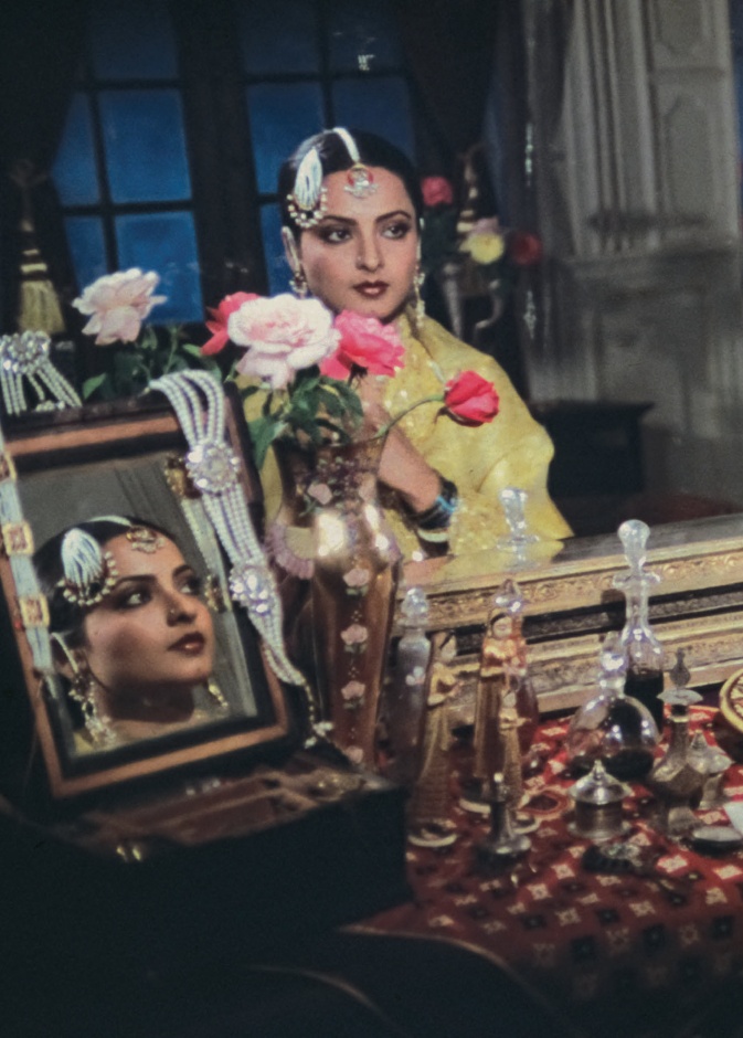 الممثلة الهندية الشهيرة "ريخا جنشا" تشارك في عرض الفيلم الكلاسيكي المُرمم حديثًا "أومراو جان" خلال مهرجان البحر الأحمر السينمائي