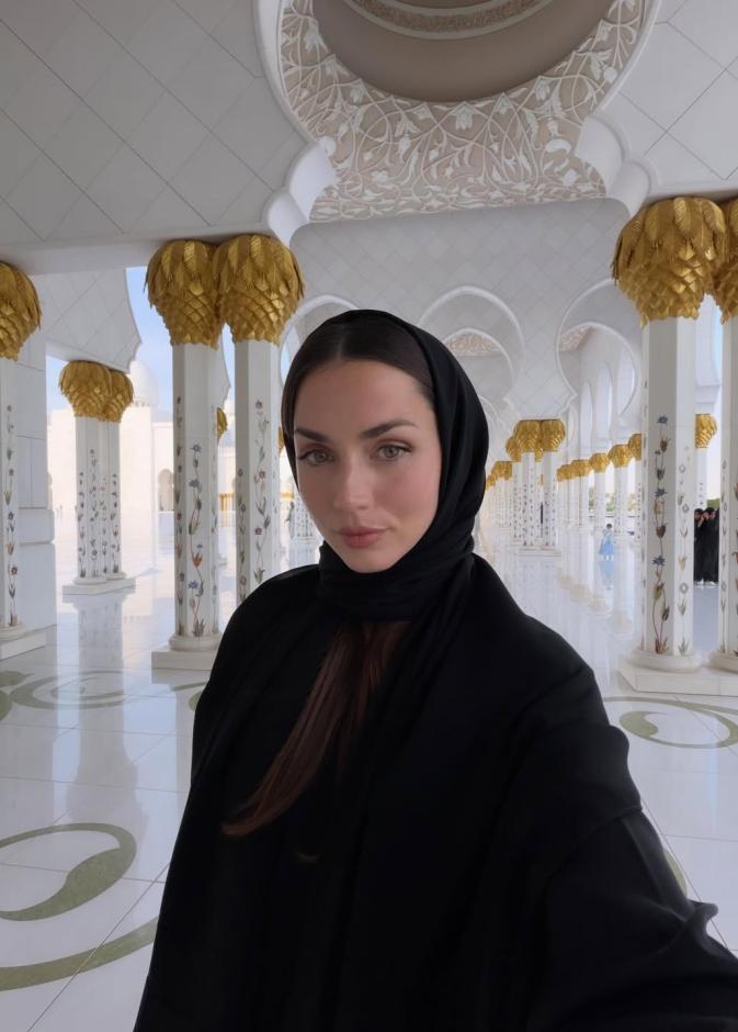 آنا دي أرماس في جولة استثنائي في أبوظبي
