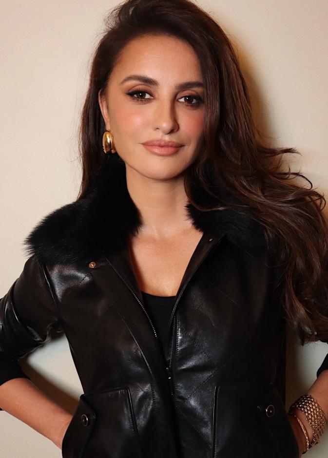 هكذا جدّدت بينيلوبي كروز ستايلها الجمالي وأبهرت جمهورها في حصاد عام 2025