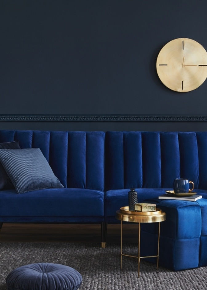 أريكة مخملية بلون حجر الياقوت الأزرق