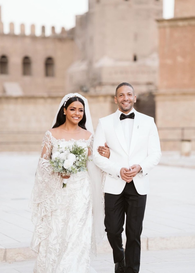 أسماء ابو اليزيد مع زوجها في حفل زفافهما