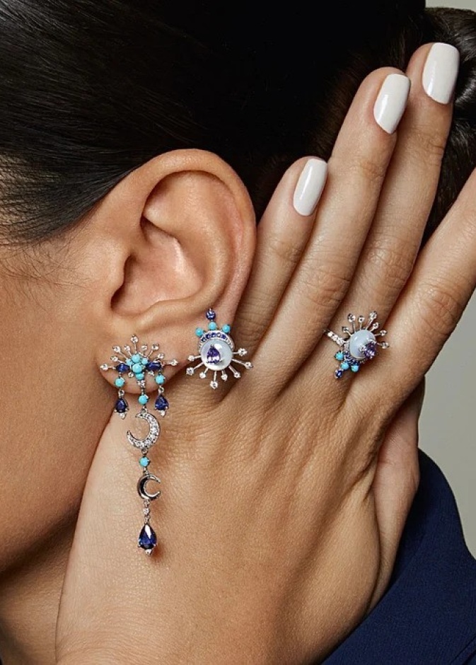 أقراط Blue Moon الطويلة من Kaltham’s Pavilion