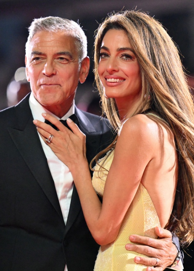 أمل كلوني تتألق بمجوهرات فاخرة تزيد إطلالتها رونقًا وجاذبية