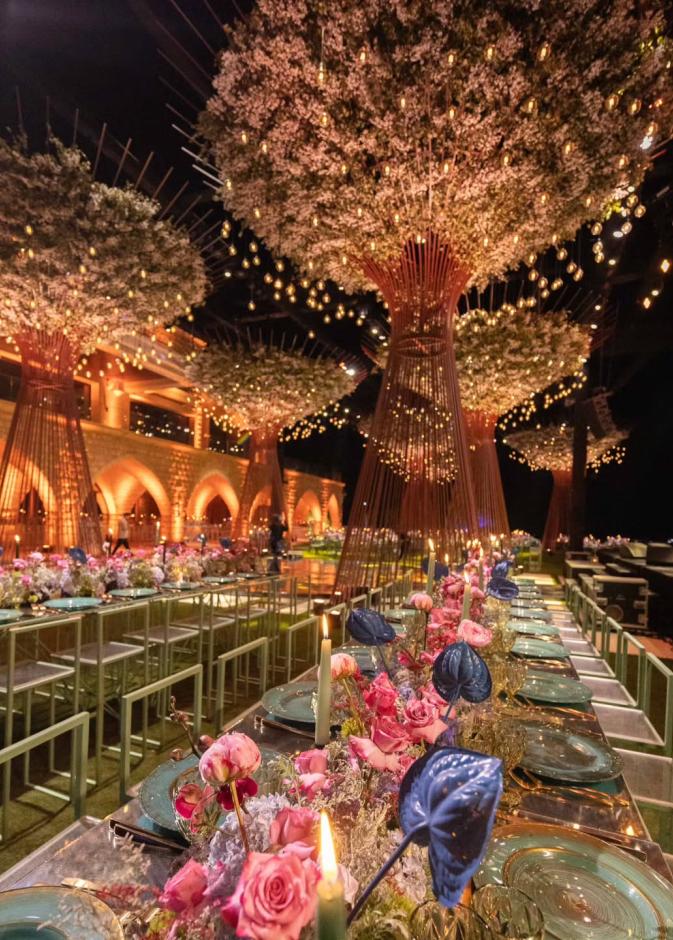 إضاءة فخمة وتفاصيل خيالية في ديكور حفل ما قبل الزفاف