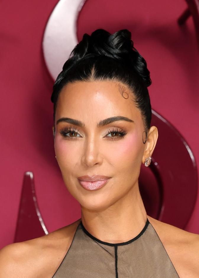 اطلالة Kylie Jenner بتسريحة الشعر المبلل مع الكعكة المنخفضة