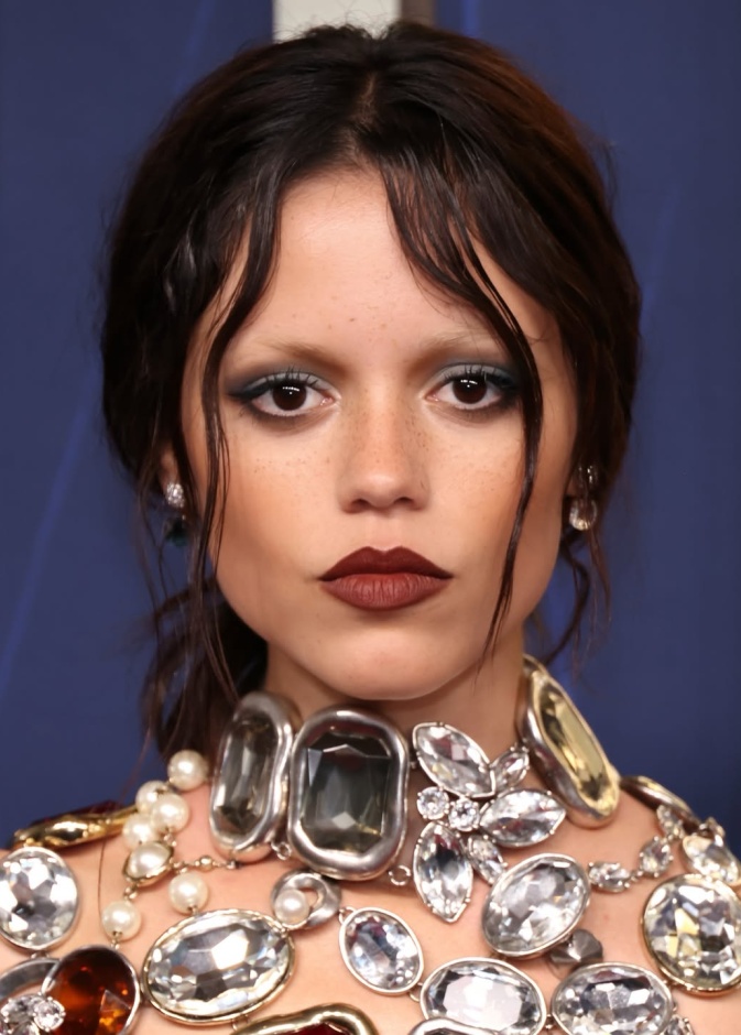 إطلالة Jenna Ortega برسمات المكياج الازرق- الصورة من حساب خبيرة المكياج Melanie Inglessis على انستغرام_1