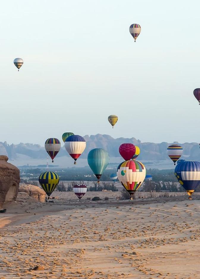 أسرار العُلا كما لم تريها من قبل... دليلك لرحلة منطاد لا تُنسى في سماء العلا