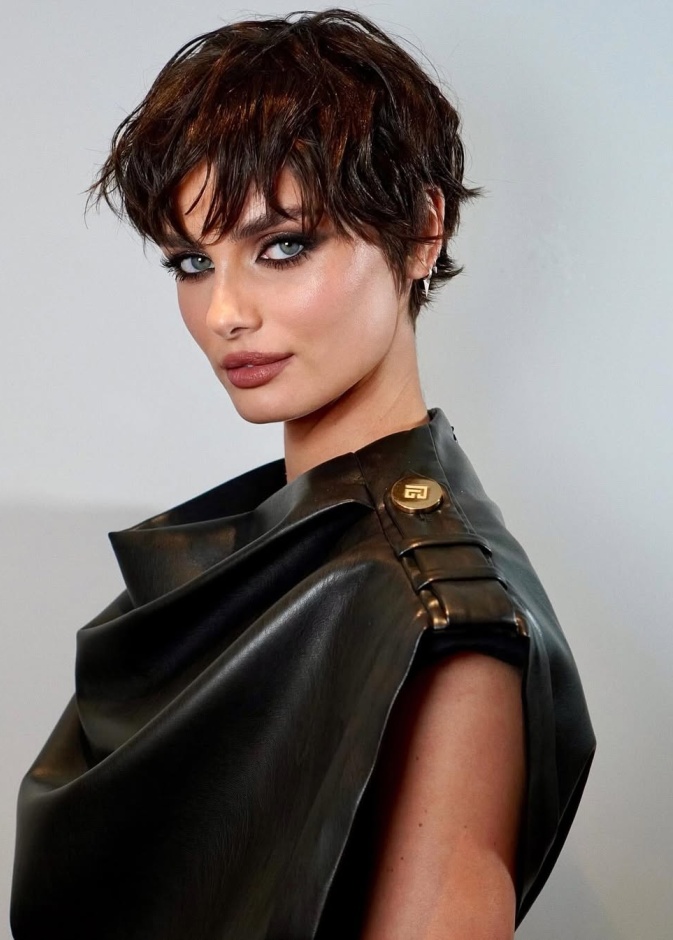 تسريحات شعر متنوعة وعصرية غيّرت ستايل النجمات العالميات هذا العام