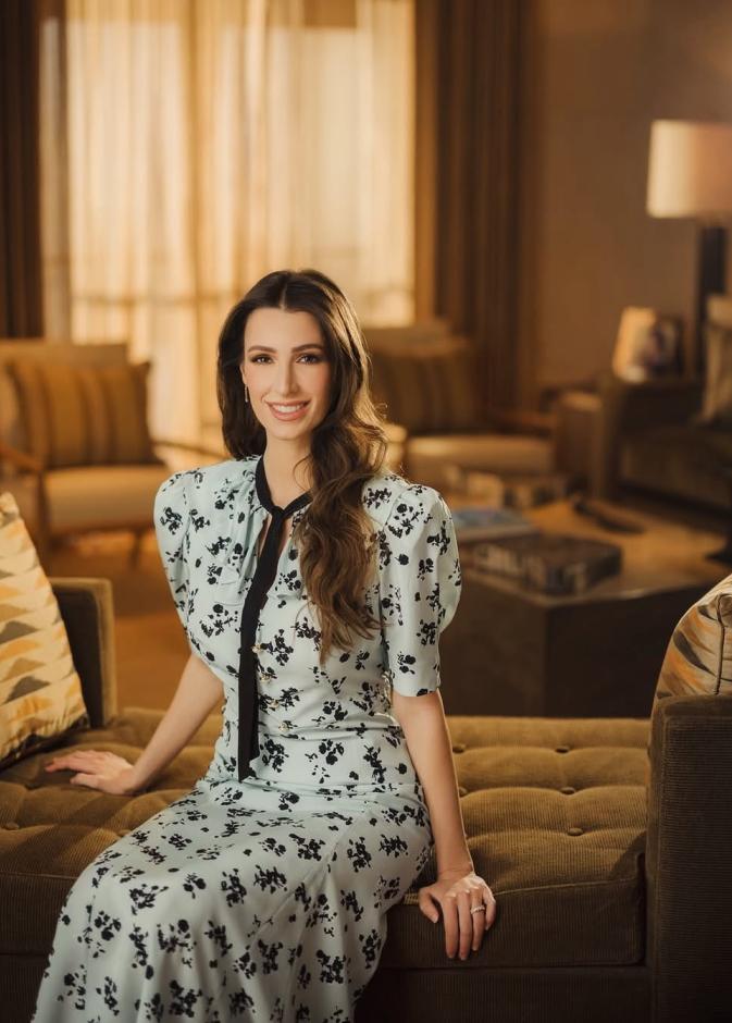 الأميرة رجوة بفستان منقش باكمام قصيرة