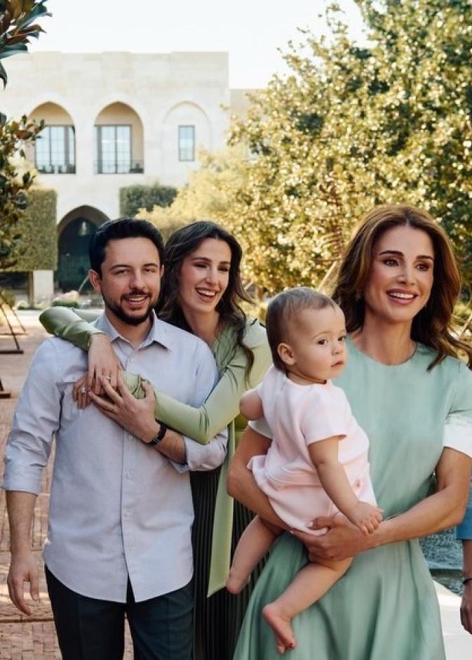 الأميرة رجوة بإطلالة أنيقة ومجوهرات فاخرة في أحدث ظهور رومانسي مع الأمير الحسين