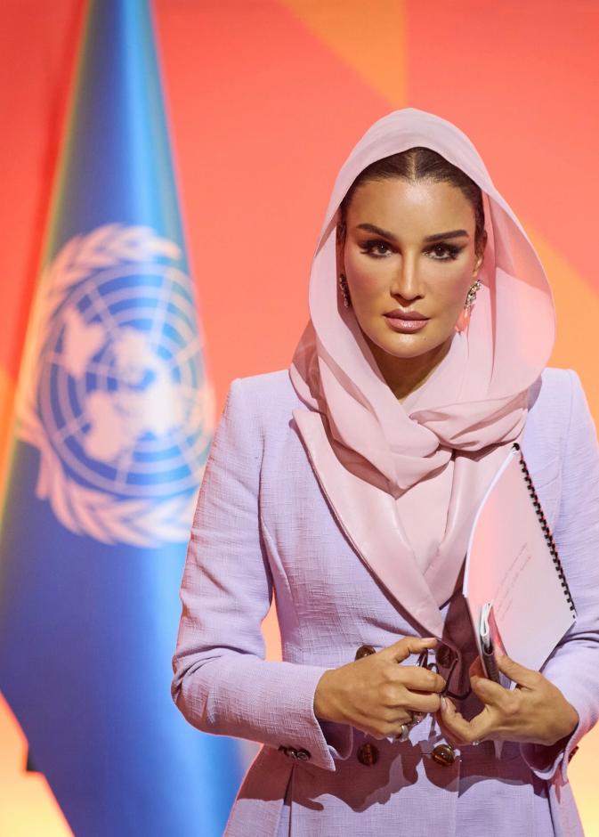 الشيخة موزة بتصاميم مجوهرات مُذهلة خلال عام 2025