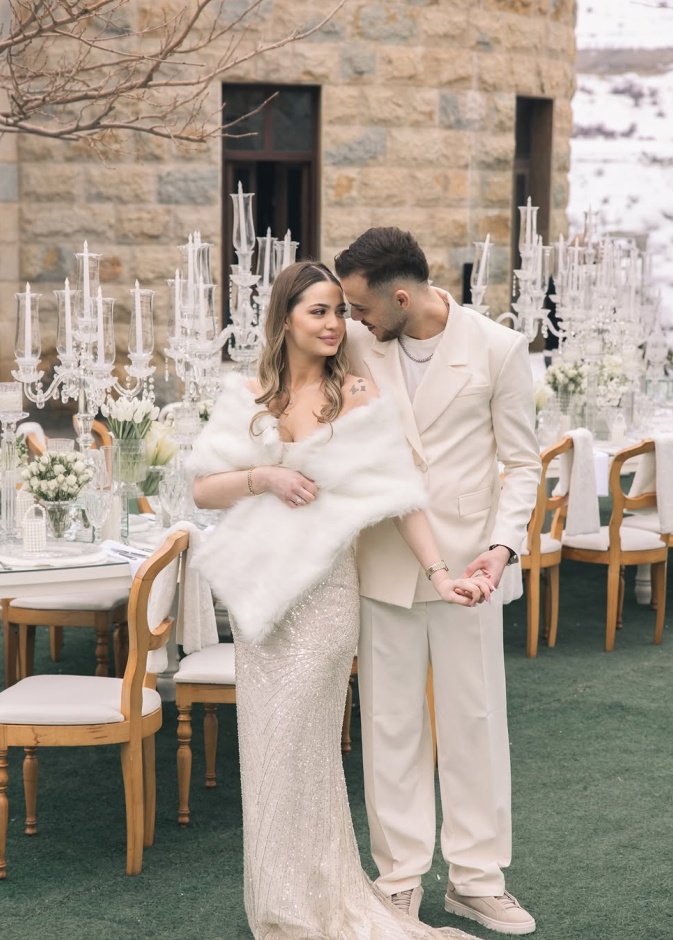 العروسان حسام سيلاوي وساندرا حلبي خلال حفل خطوبتهما وسط الثلوج