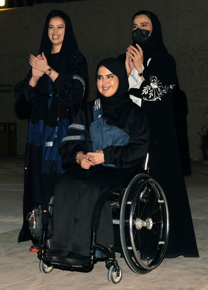 المشاركين من ذوي الإعاقة والأمهات خلال عرض أزياء باكورة بهاء