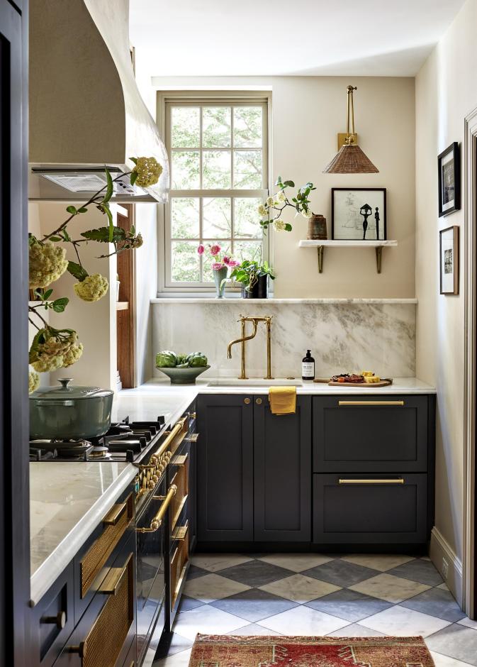 المطبخ الصغير يمكن أن يكون عمليًا وجميلًا إذا صُمِّم بعناية