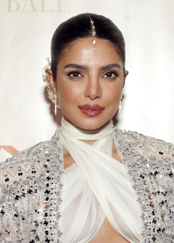 نجمات عالميات أعدن صيحة أكسسوارات الشعر المتنوعة الى الواجهة عام 2025