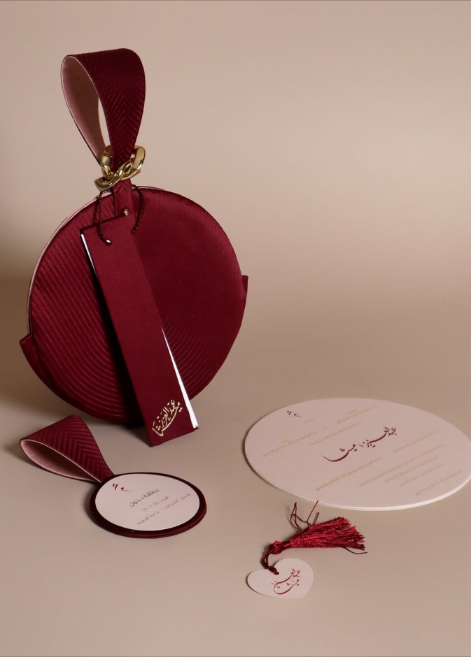 بطاقات الدعوة إلى أعراس 2026 تمزج بين الكلاسيكية والفخامة والأفكار المبتكرة