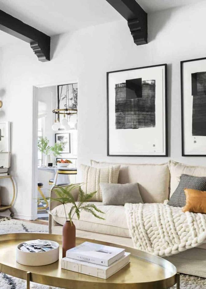 تنسيق الأريكة هو فن حقيقي يحتاج لتنفيذ مجموعة من الخطوات