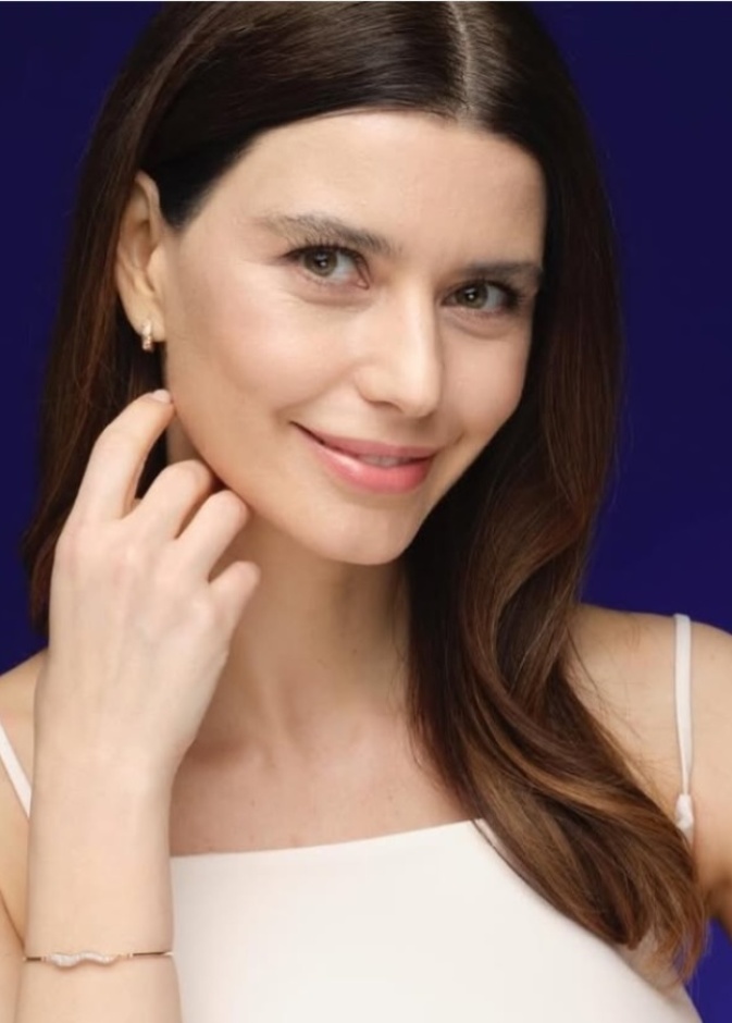 تهتم النجمات بتطبيق واقي الشمس قبل المكياج