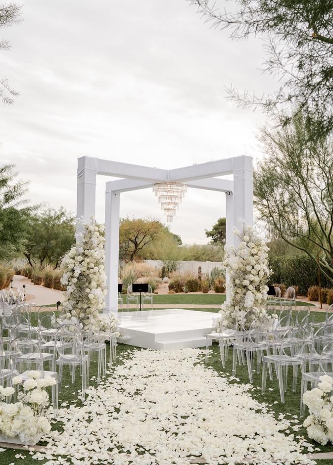 ثيم زفاف باللون الأبيض وسط الطبيعة- الصورة من صفحة BTS Event Management