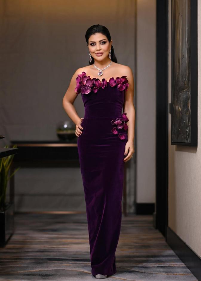 جومانا مراد بفستان مخمل باللون البنفسجي الداكن