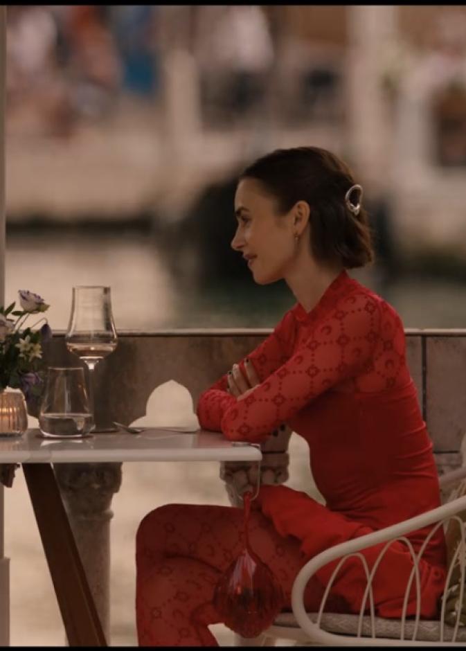 إيميلي بفستان مجسم قصير وحقيبة Alhambra الصلبة