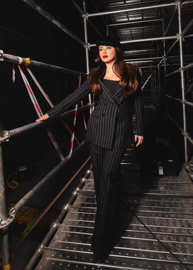 رحمة رياض بصيحة البدلة النسائية السوداء 