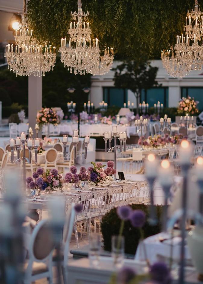 زينة شموع ناعمة على الطاولات- الصورة من صفحة S Design & Events Company