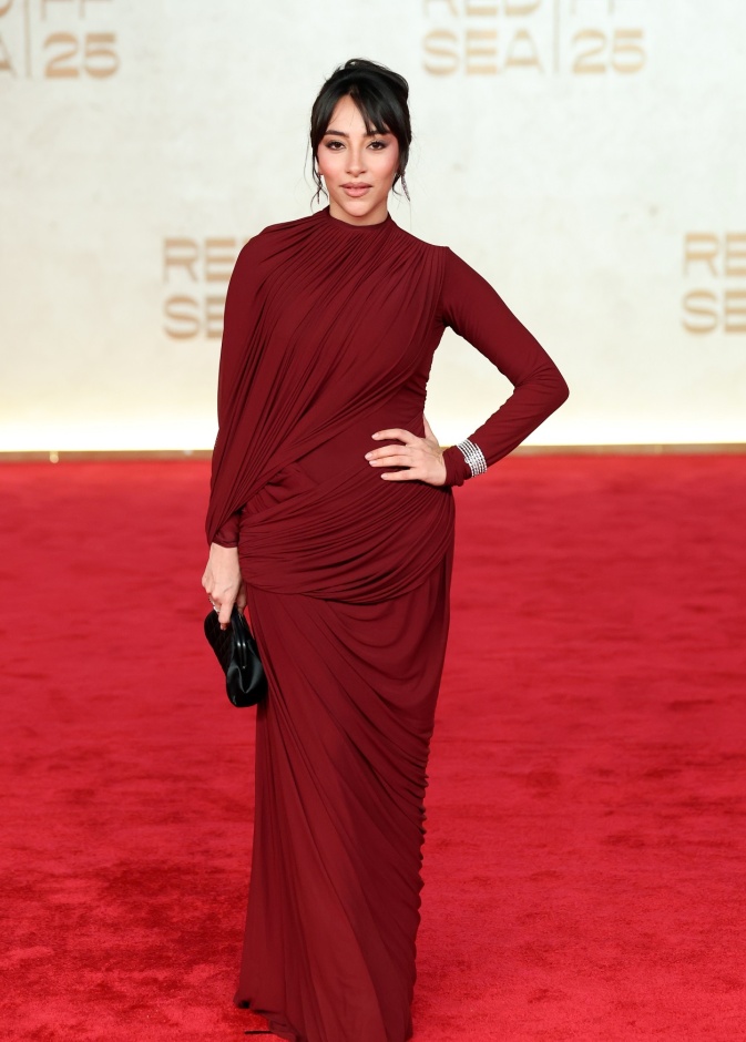 سارة طيبة بفستان سهرة ناعم باللون البرغندي