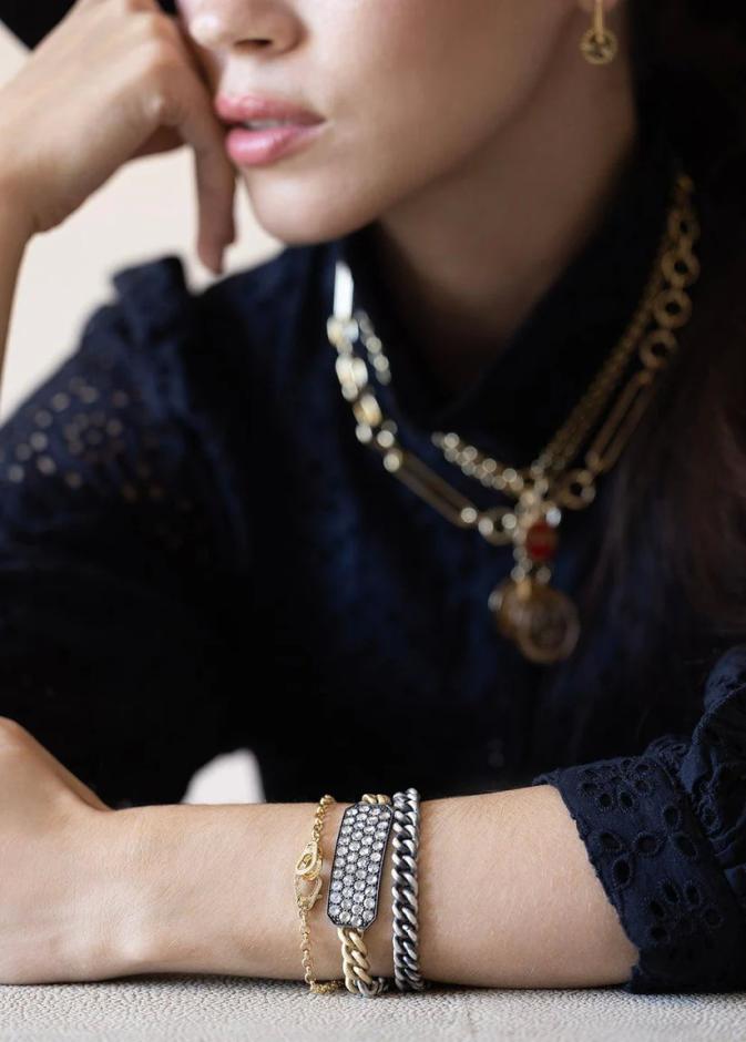 سوار صغير بمشبك مرصع بالألماس بتصميم مختلط من FOUNDRAE