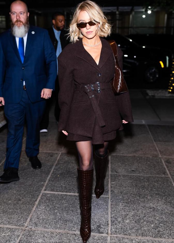 سيدني سويني بتنورة ميني وجاكيت دافئ بقصة أوفر سايز1