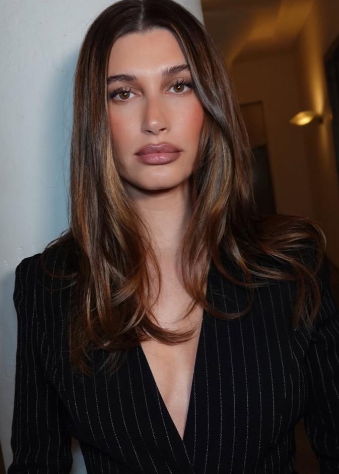 صبغات الشعر البني الكستنائي تعود بقوة عام 2026 بأسلوب النجمات