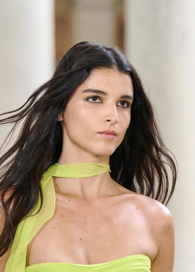 العلاج الأقوى لشعر صحي وملمسه كحرير.. إليكِ وصفاته الطبيعية