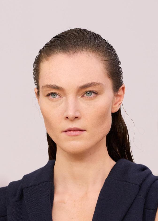 أفضل حمض الهيالورونيك وبدائله الطبيعية لبشرة أكثر إشراقًا حسب نوعها في عامكِ الجديد