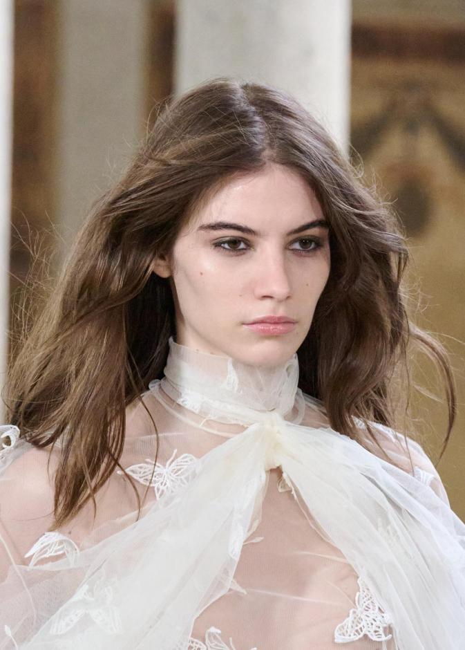 حّيل مجربة ستمنحكِ شعرًا كثيفًا في دقائق معدودة.. لا تفوتكِ