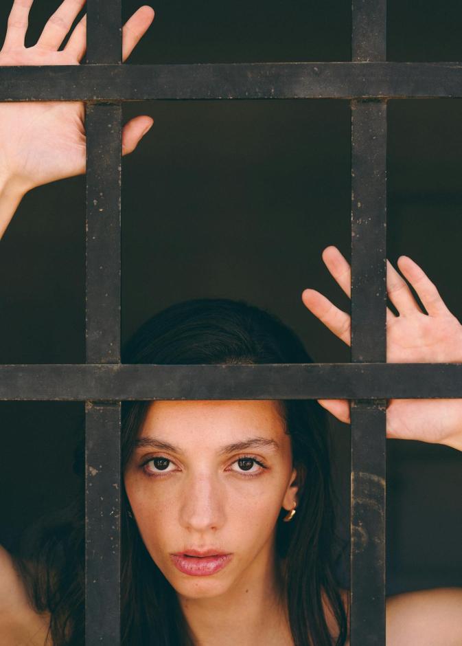 متلازمة المحتال سجّانكِ الداخلي الذي يُعيق نجاحاتكِ.. تحرّري منه بهذه الأساليب الفعالة