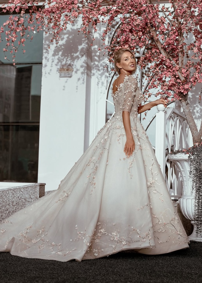 فستان زفاف منى المنصوري بحس شاعري رقيق