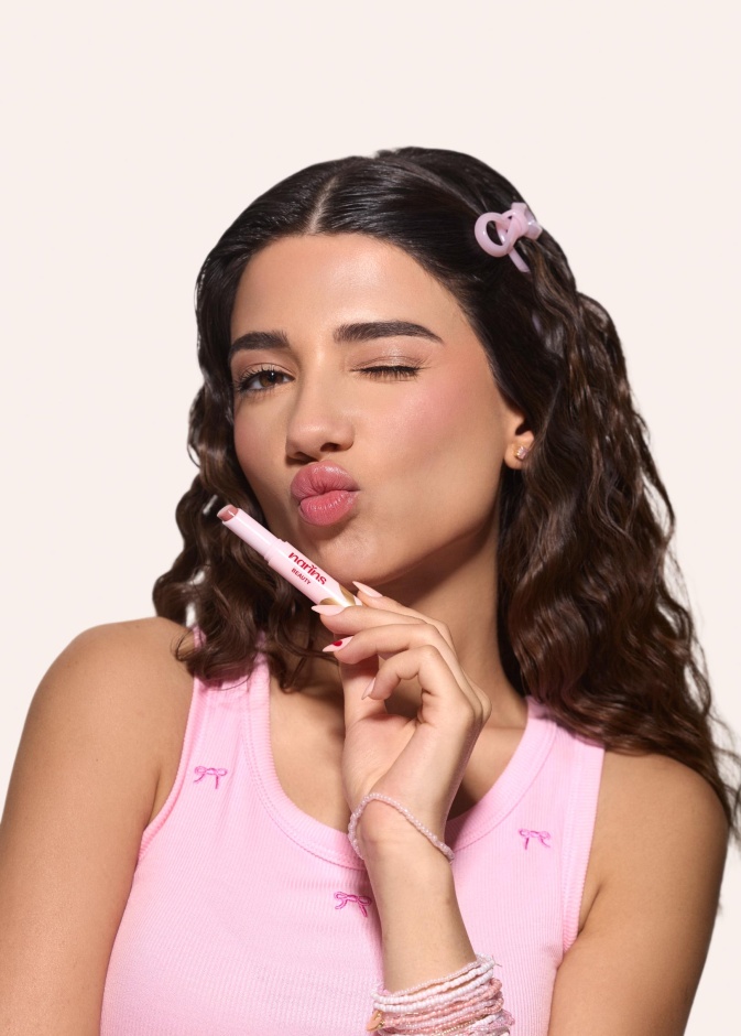 كشفت نارين عمارة، صانعة المحتوى ومؤسسة علامة Narins Beauty، عن أولى منتجات العلامة تحت اسم BunBun Lip Jelly Tint