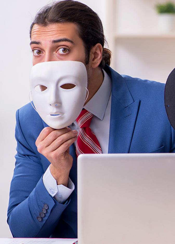 كيف تهزمين مُنتحل الشخصيات وتكسرين فخ الابتزاز بذكاء نفسي؟