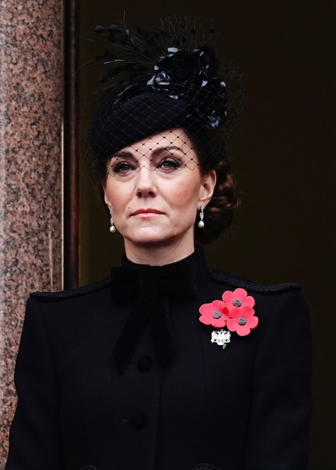 لماذا ترتدي كيت ميدلتون 3 زهور خشخاش في احتفالية أحد الذكرى كل عام؟