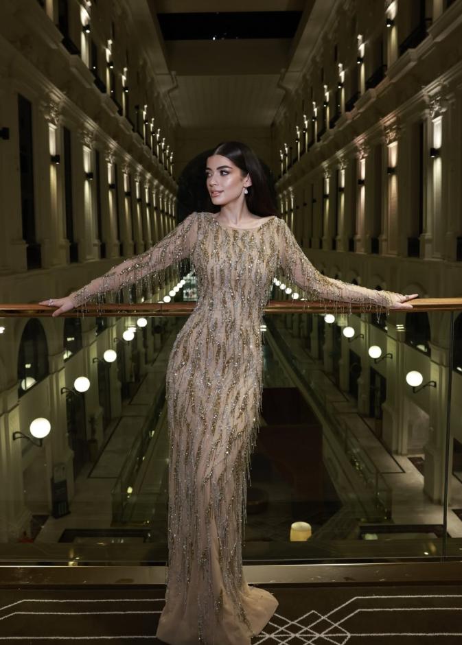 ليلى أحمد زاهر بفستان سهرة مرصع بلون نيود ناعم